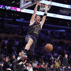 天天盈球网-联盟合并后单月最高分：乔丹676分、哈登610分、东契奇600分